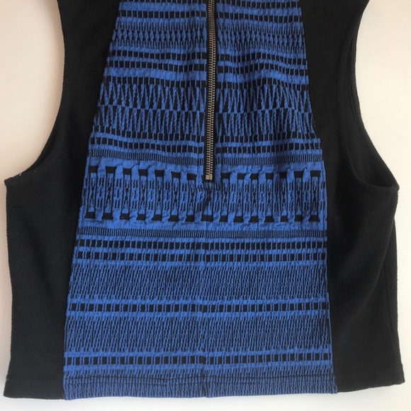 Revolve Sanctuary Blue Geo Crop Shell - Picture 6 of 8